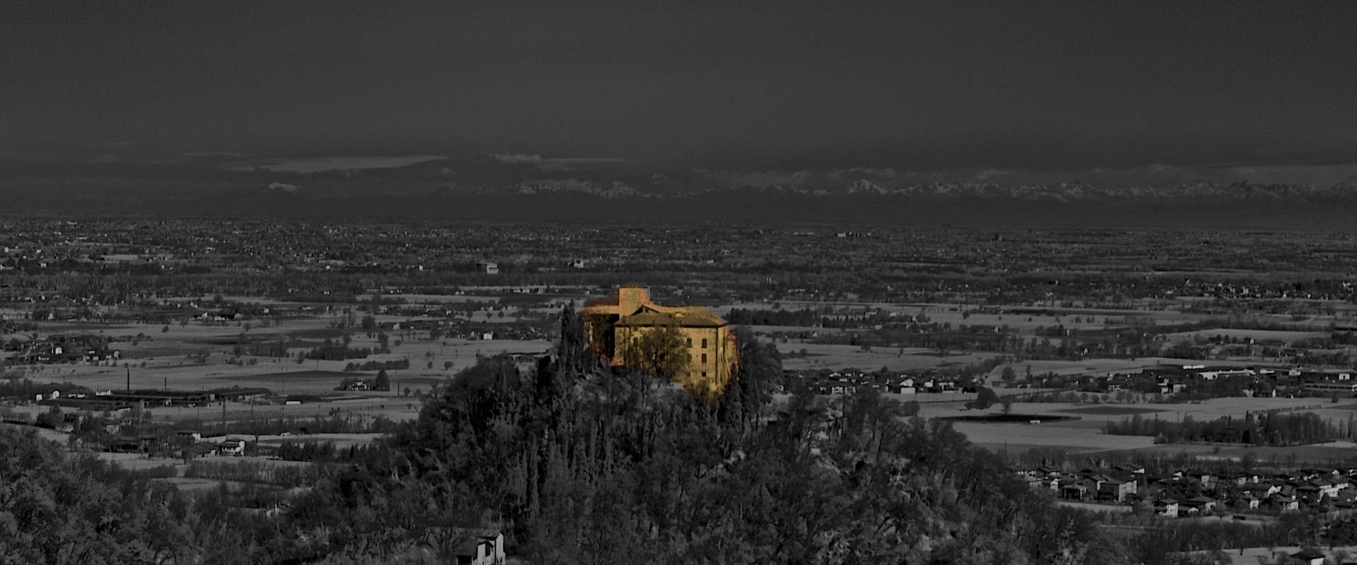 Castello di Bianello al tramonto foto di Caba2011